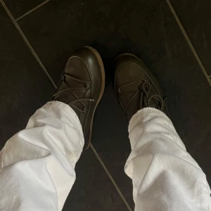 Gröna boots med snörning - Snygga gröna boots/wedge sneakers med snörning och kilklack. Lite fodrade så perfekta på vintern/hösten. 4cm klack, slutsålda. Stl 40 men passar 39.
