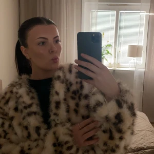 Leopardmönstrad pälsjacka från NA-KD - Säljer en snygg leopardmönstrad pälsjacka från NA-KD. Jackan är i fuskpäls och i princip helt ny. Jätte mjuk och sitter perfekt, går ner till midjan. Strl 38