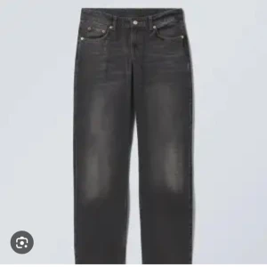 Arrow Low Straight jeans från Weekday - Snygga slutsålda svarta jeans från Weekday i modellen Arrow Low Straight. Storlek 23/32 men passar för 24 också. Skriv för fler bilder!