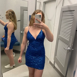 Blå glittrig klänning från Speechless - Säljer min winter formal (bal) klänning från USA från märket speechless  Endast använd en gång.  Banden på andra bilden var ihop snurrade, annan bild kan skickas vid intresse.  Nypris 500kr  