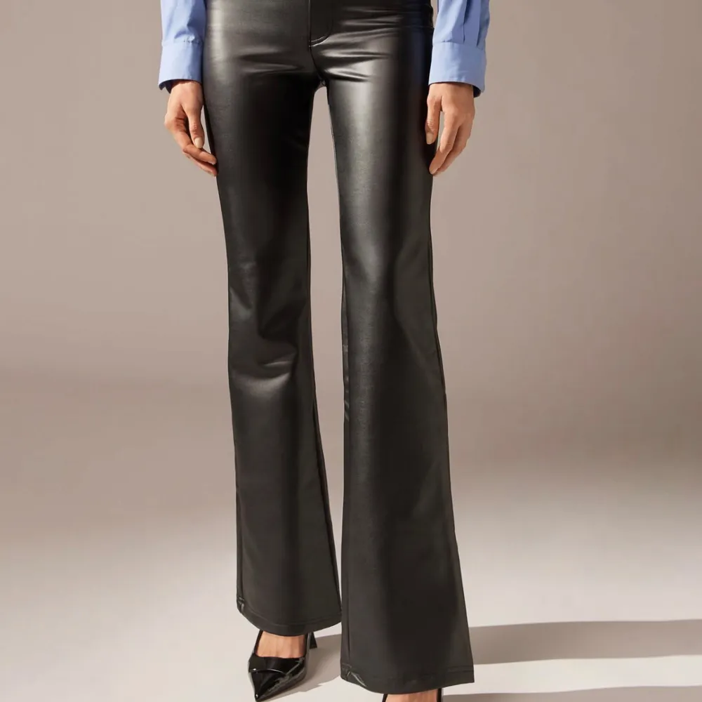 Populära svarta skinnbyxor bootcut från Calzedonia. Finns slitning i söm bak. Därav billigare pris. . Farkut & Housut.