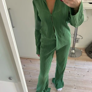 Grönt set - Snyggt grönt sett med randigt mönster. Använt 1 gång, fint skick