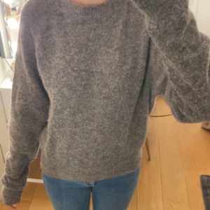 Grå stickad tröja - Mysig grå stickad tröja från Carin Wester! Passar till alla årstider och till alla underdelar. Aldrig använd, storlek XS men passar allt från XS-M🩶
