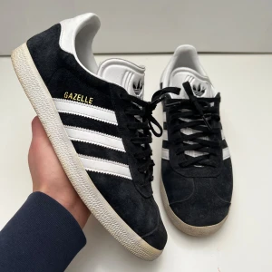 Adidas gazelle  - Säljer nu dessa adidas gazelle skick 8/10 Pris 599kr | Ingår enbart skor Fraktar spårbart PostNord 