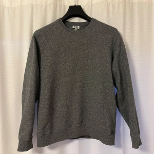 Grå sweatshirt från Kenzo - Säljer en stilren grå sweatshirt från Kenzo med deras logga i stort tryck på baksidan. Priset är inte hugget i sten. 
