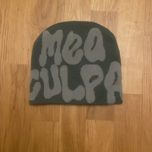 Mea Culpa mössa - Säljer denna Mea Culpa beanie, endast testad skriv vid funderingar. Priset är ej hugget i sten 