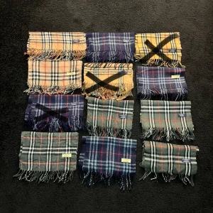  Burberry scarfs bulk   - Säljer ett 12 st feta Burberry scarfs för våren i olika färger, skicken och så varierar, ny pris ca 4000-5000 k, mitt pris 399-549, vid frågor och funderingar är de bara och höra av sig, alla annonser finns i profilen⚜️