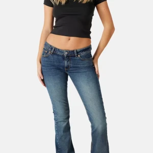 Lågmidjade bootcut jeans från junkyard - Nästan helt nya använda en gång inga defekter, nyskick. Köpta för 599kr. Pris går att diskutera.