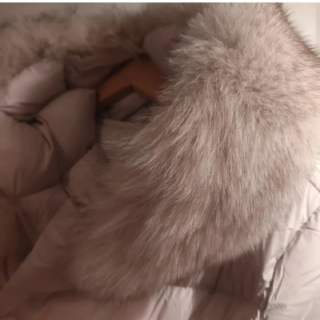  Beige dunjacka med pälsdetaljer från Fur Stockholm - 4