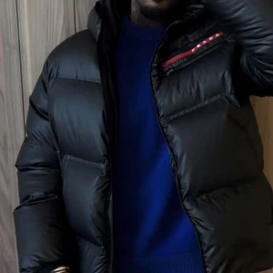 Svart dunjacka från Prada - Killen säljer sin prada jacka. Han har endast haft den i lite mer än ett halvår. M men liten i storlek, passar S