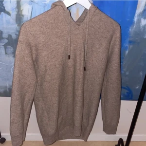 Merino ull tröja - En as det merino ull tröja, i storleken S men passar även XS perfekt skicket är 10/10 använd ett fåtal gånger. Säljer den för att den är för liten. Tröjan är även perfekt till våren och sommaren priset är ej hugget i sten. Om du har några frågor eller funderingar är det bara att fråga på.