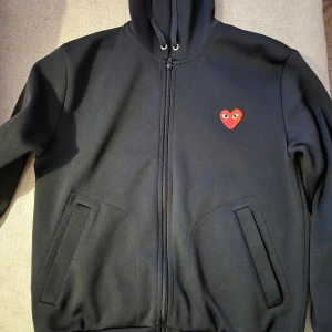 Comme des garçons hoodie - Säljer en svart hoddie i storlek S från märke Comme des garçons. Väldigt bra skick, inga hål, säljer för 700.