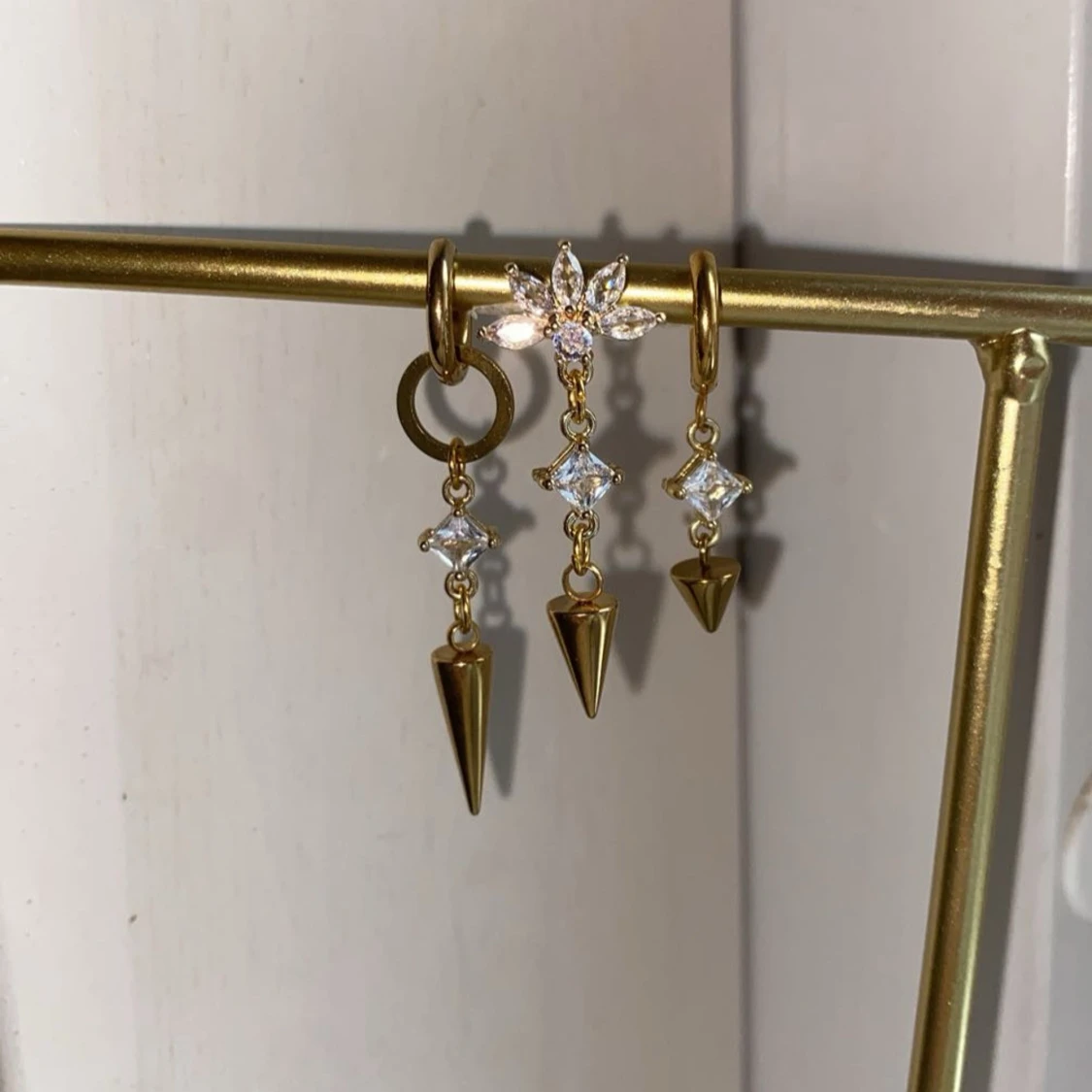 Guldörhängen med kristaller och spetsdetaljer - 3