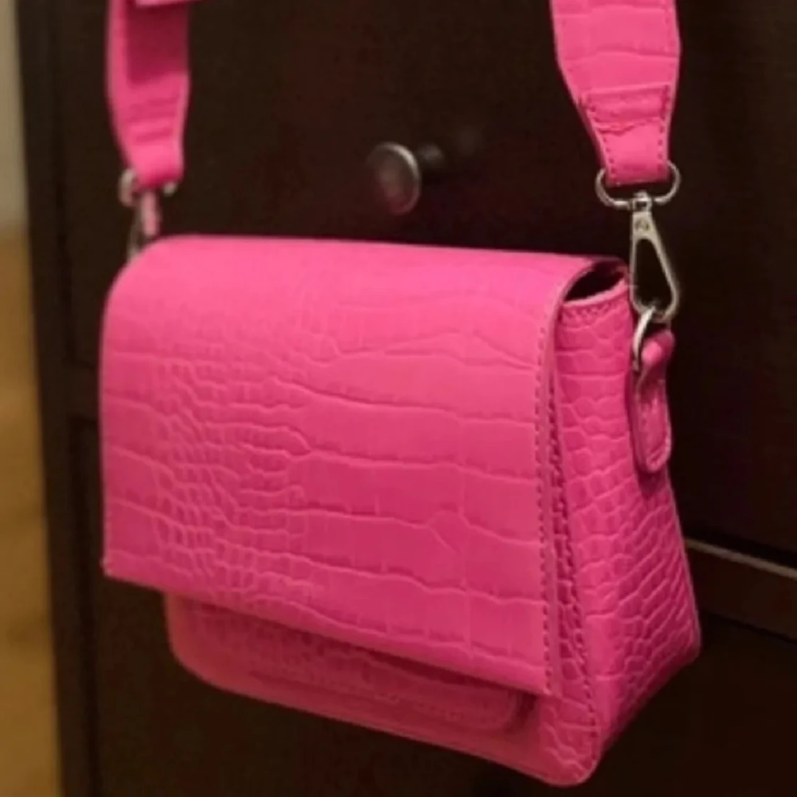 Rosa axelväska i krokodilmönster - 3