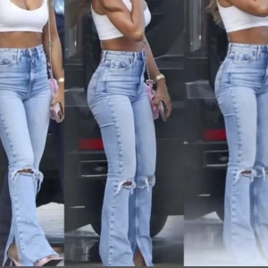 Zara jeans med slits och slitningar - Ljuss Zara jeans med slitningar på knäna på knäna och slits nertill.