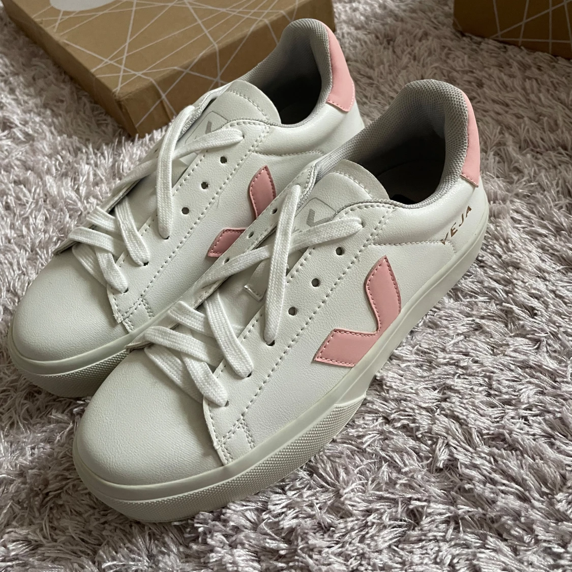 helt nya skor från veja med rosa detaljer  - 1