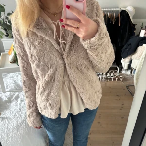 Rosa/beige pälsjacka/kofta - Jacka från Twist&tango som också funkar som kofta. Beige-rosa i färgen och i fuskpäls/teddy-liknande material😊