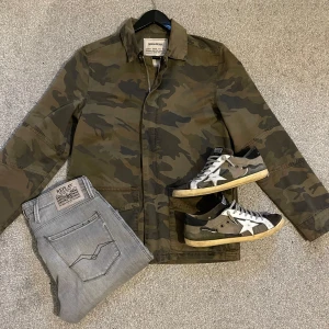 Zadig & Voltaire jacka - Säljer allt som finns med på första bilden (hittas på min profil) | Zadig & Voltaire jackan är storlek M och är i väldigt bra skick | Golden Goose skorna är i storlek 43 |  Replay jeansen är W32 | Hör av er vid eventuella frågor