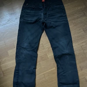 Mörkgråa jeans från Boss - Snygga mörkgråa byxor från Boss med stilrena detaljer. 