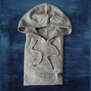 Grå Merinoull Hoodie - Säljer denna sjukt snygga merinoull hoodie, otroligt bra passform och galet snygg på. Modellen är ca 177cm och bär storlek S. Nyskick, knappt använd. Hör av dig vid minsta fundering👊🏼