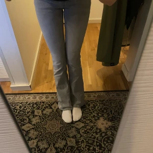 Grå bootcut jeans - Snygga grå bootcut jeans med låg midja från Ginatricot. Använd några gånger men är i väldigt bra skick.