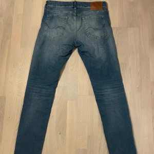Jack & Jones jeans Slim/glenn - Snygga ljusblåa jeans från Jack&Jones i modellen Slim/Glenn och storlek W34 L34. De har en snygg tvätt med ljusblå färg och är mycket sköna. Jeansen är i nyskick, endast testade. Hör av er vid frågor!🔥🤝