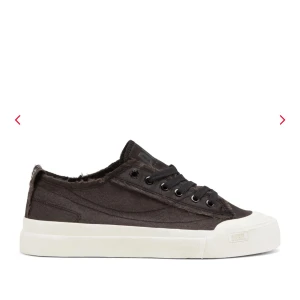 Svarta sneakers Diesel - Diesel S-Athos Low W sneakers i svart, ser brunare ut på bilden, de är mer svarta i verkligheten. Aldrig använda 