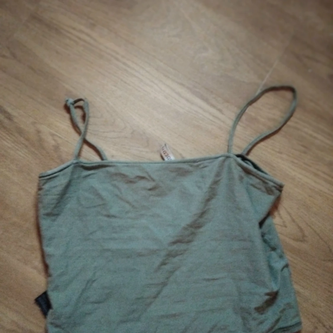 Mörkgrönt croppat linne