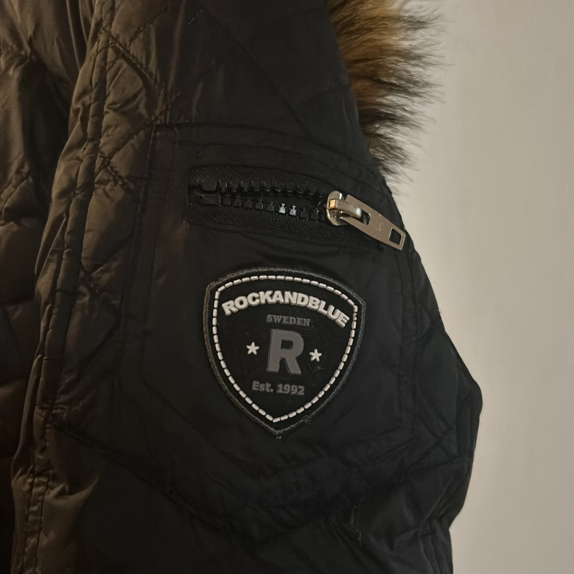 Svart dunjacka från Rockandblue - 2