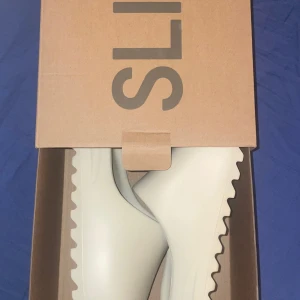 Yeezy slides - Hej, säljer helt oanvända yeezy slides köpta på rea för ett tag sen. Dom har även den goda doften kvar som nya skor har. Priset kan diskuteras utan krångel!!