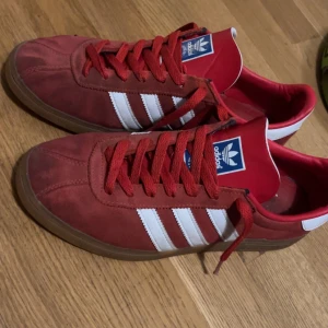 Adidas münchen - Säljer ett par tvärfeta röda adidas münchen perfekt till vår och sommar. Modellen liknar adidas spezial och adidas samba. Det finns inga defekter. Skriv gärna vid frågor