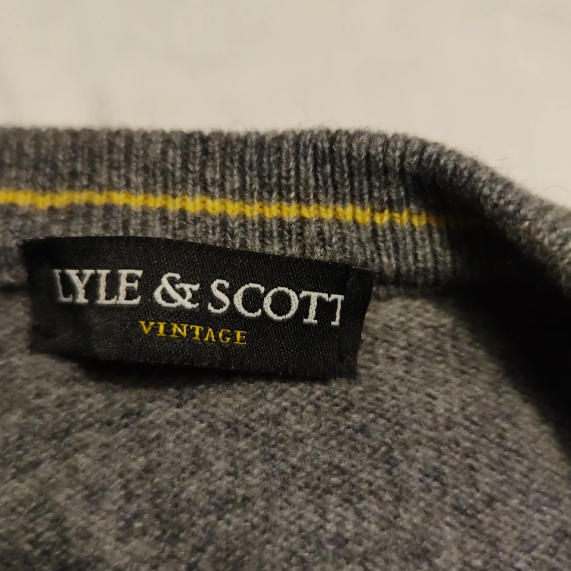 Grå stickad väst från Lyle & Scott - 2