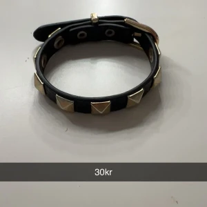 Svart armband med nitar - svart armband med nitar