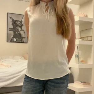 vit blus  - fin blus från Amelie & Me, den är i mycket bra skick förutom en liten fläck på framsidan som inte alls syns när man har på den💗