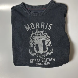 Morris great britain tröja - Säljer en skön morris tröja i färgen svart, tröjan är i mycket bra skick och väldigt snygg. Den är i size L och är väldigt stilren