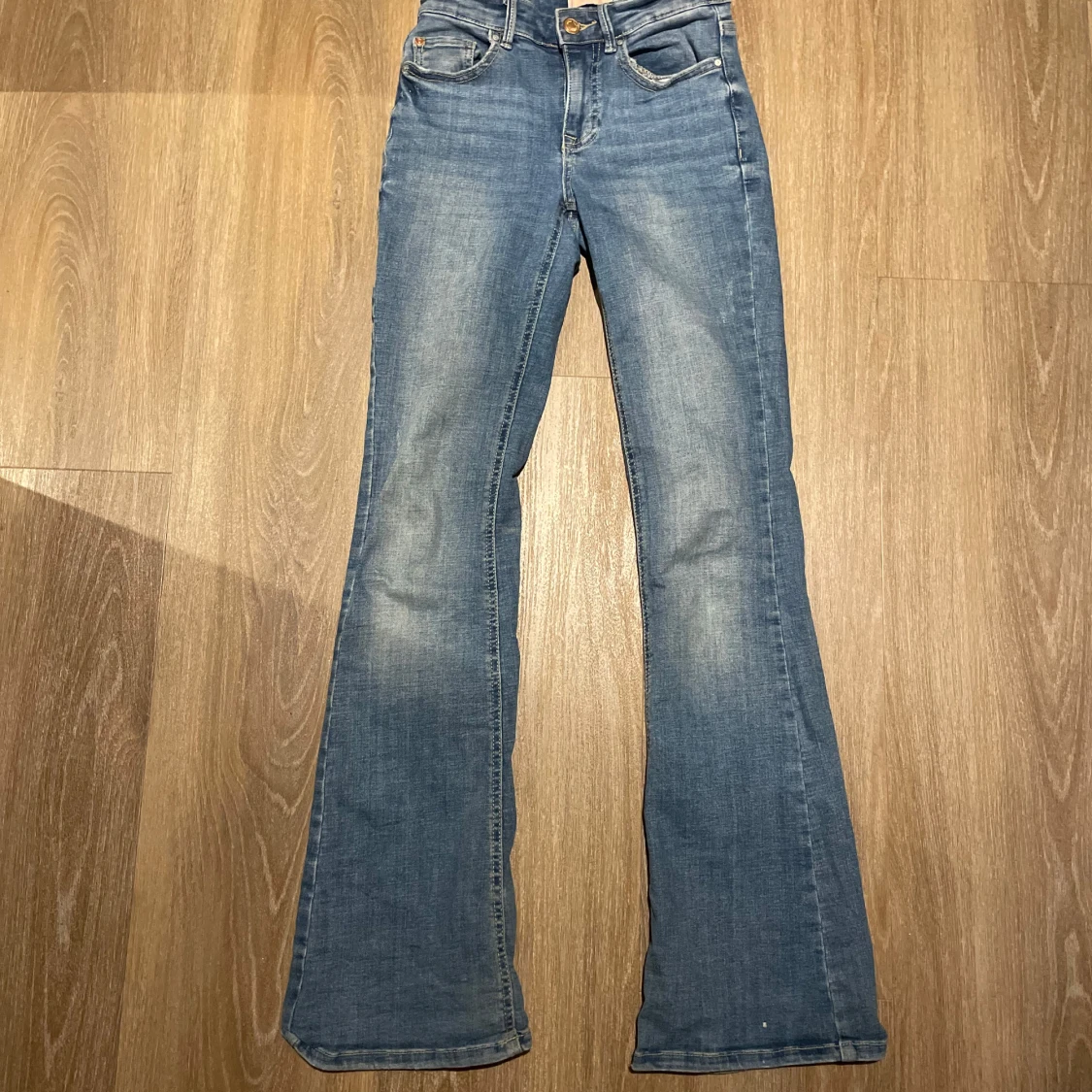 Blå bootcut jeans från Vero Moda