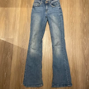 Blå bootcut jeans från Vero Moda - Bootcut jeans från vero Moda💕 