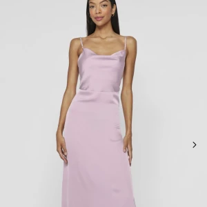 Ljusrosa långklänning från Vila - Ljusrosa lång klänning ifrån Vila med öppen rygg! köpt för 450kr och använd 1 gång❣️