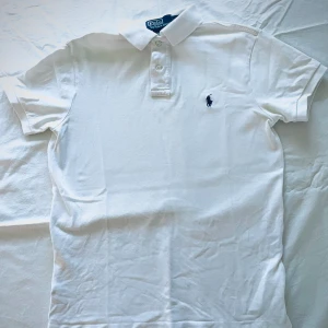 Ralph Lauren Piké - Ralph Lauren Piké | Skick: 9/10 (använd fåtal gånger) | Färg: Vit | Nypris: 1595kr | Mitt pris: 389kr | Tveka inte på att ställa frågor i dm!💯