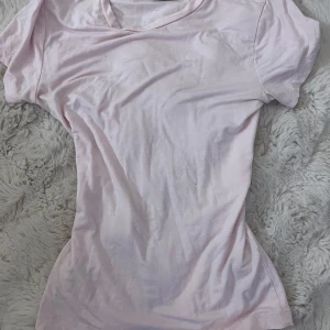 Ljusrosa t-shirt från Gina Tricot - Säljer en ljusrosa t-shirt från Gina Tricot i storlek S. Den har en enkel design med korta ärmar och rund halsringning. 