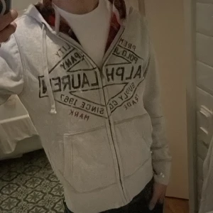 Denim&supply ralph lauren  - Ge prisförslag! Tja! Säljer denna sällsynta raplh lauren zip hoodien från Denim&supply i storlek S! Den är i mycket bra skick utan tecken på användning! Om du har några funderingar är det bara att fråga!