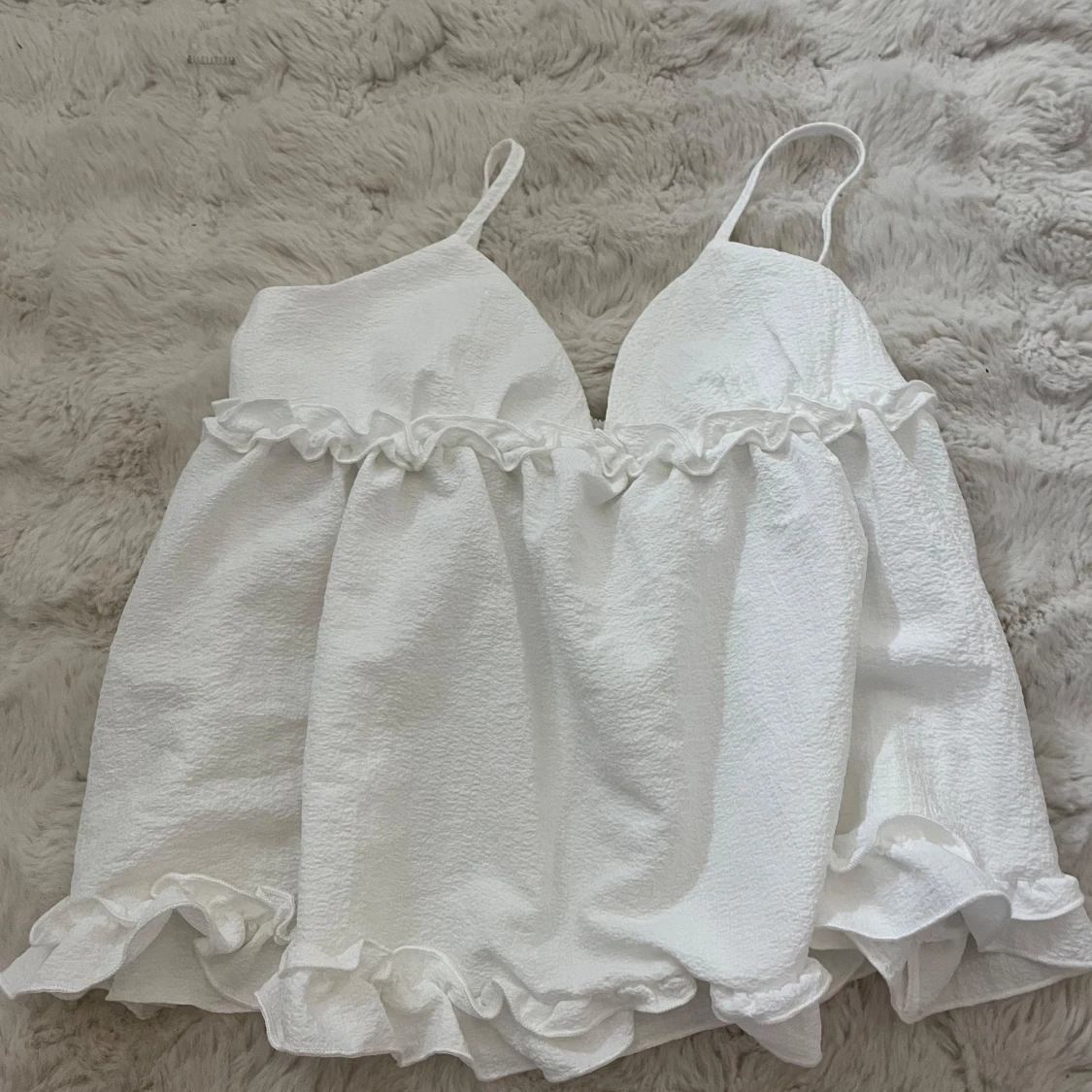 Vit topp med volangdetaljer - 2