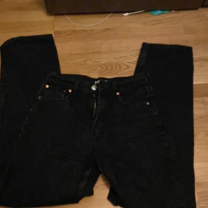 Svarta och ljusblå jeans - Tre par jeans, två par i svart och ett i ljusblått. Båda har klassisk femficksdesign och knappgylf. Perfekta för en avslappnad stil. Dem första svarta är i storlek 34. De andra paret svarta år i storlek 158 och sedan de tredje paret är i storlek 164❤️