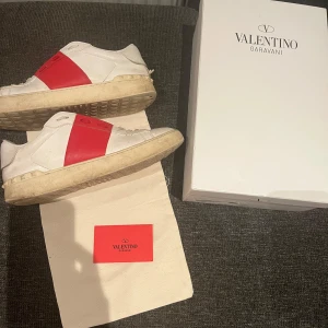 Valentinos - Säljes billigt pga litet litet hål i sulan, men går nog att limma om man har det. Storlek 42 och pris 799 . Hör av er om ni har fler frågor 🙌