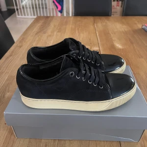 Lanvin - Lanvins i ett halv slitet skick men de har fortfarande mycket att ge. Kom med prisförslag. Skorna är UK 6 som motsvarar 41-42