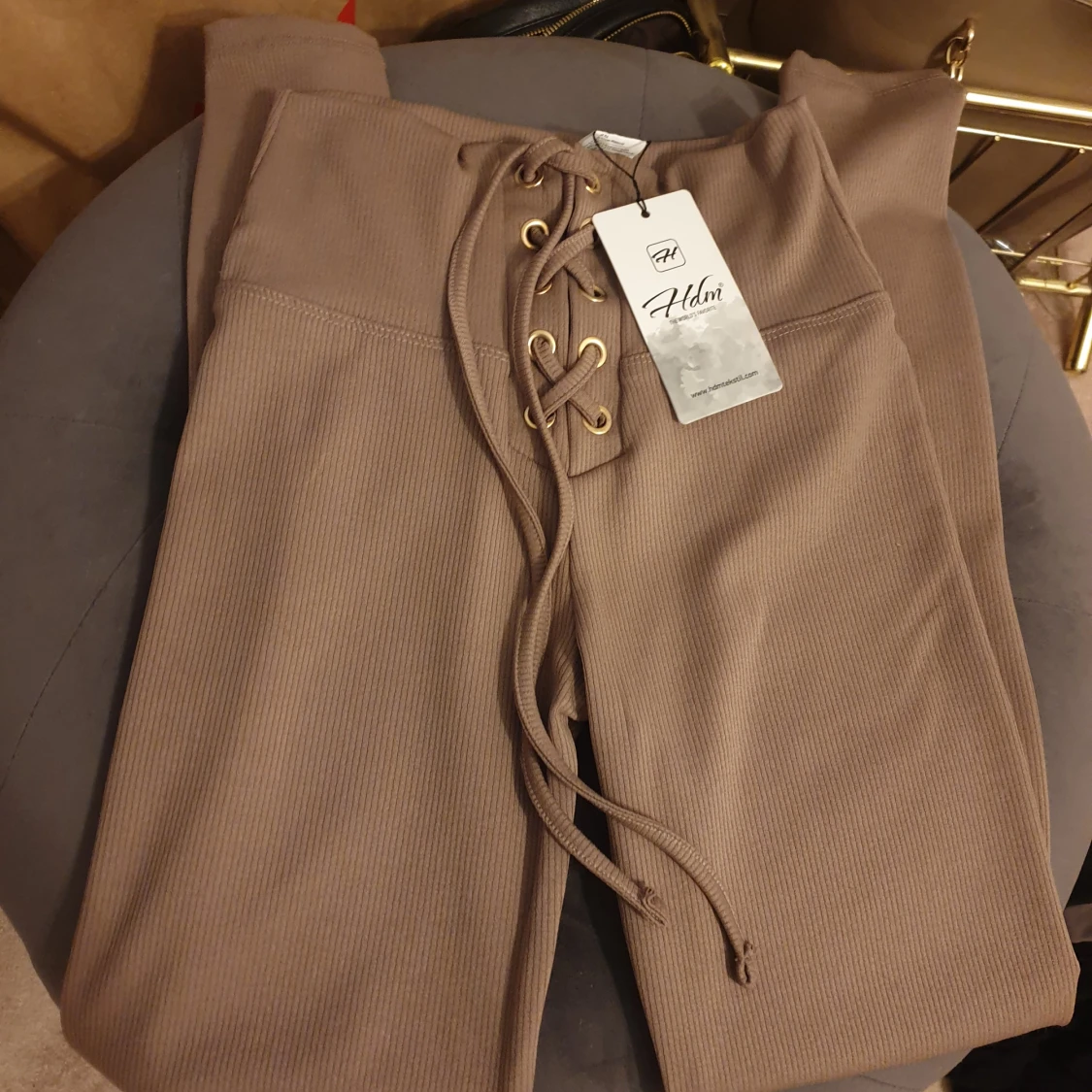 Bruna ribbade byxor med snörning