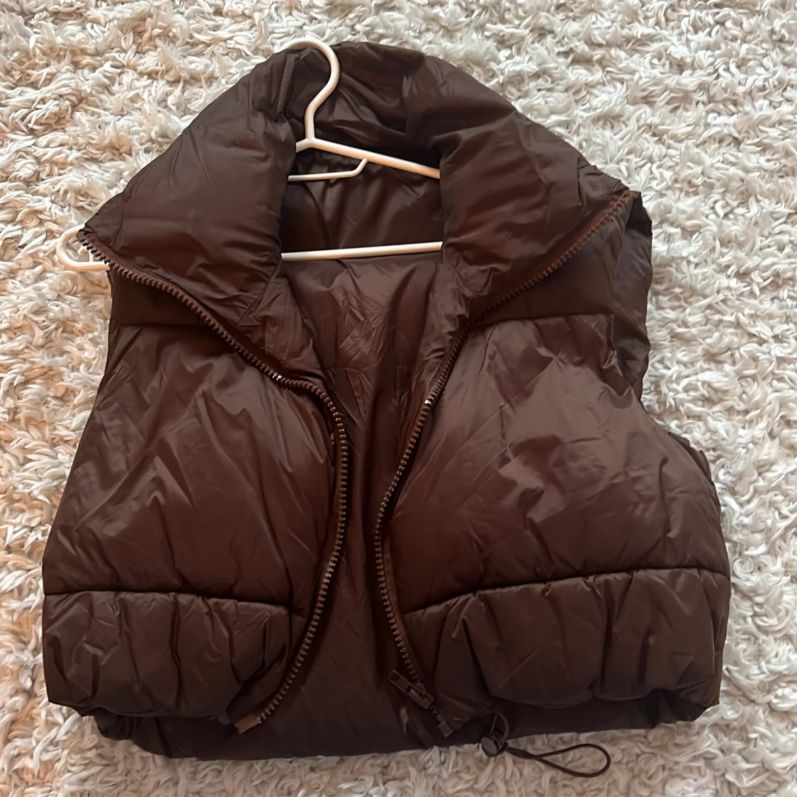 Brun dunväst med dragkedja