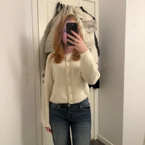 Vit kofta med knappar - Säljer en stilren vit kofta med knappar framtill. Inte använd mycket. Från Gina och är i bra skick 