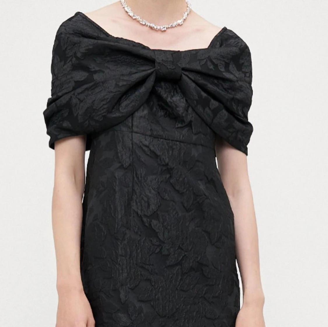 Svart klänning med stor rosett - 1