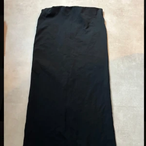 Svart långkjol med slits - En svart långkjol med slits på baksidan från HM. Storlek M